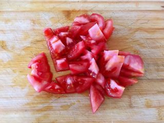 茄汁花菜,番茄洗净，顶部划十字刀，放在焯过花菜的开水中烫1分钟左右，捞出去皮，切成小丁。选择番茄时尽量选红的，熟透了的。