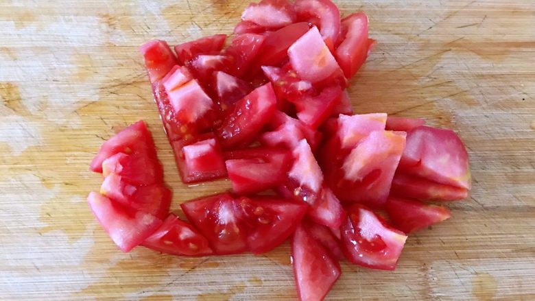 茄汁花菜,番茄洗净，顶部划十字刀，放在焯过花菜的开水中烫1分钟左右，捞出去皮，切成小丁。选择番茄时尽量选红的，熟透了的。