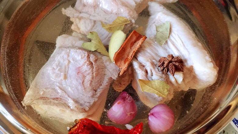 #猪年#五花肉血肠烩酸菜,肉块放入汤锅中，放入配料