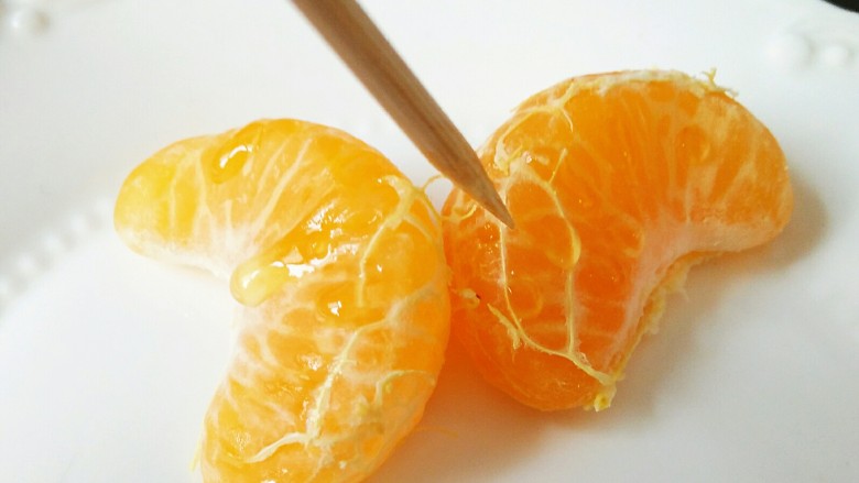 橘子罐头,用竹签把橘子瓣都戳一下孔，方便入味