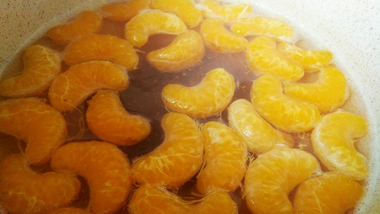 橘子罐头,做完后的样子，因为穿了小孔，所以汤会非常美味，橘子瓣也喝饱了水，非常饱满