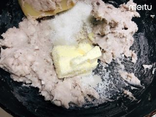 奶香芋泥馅,基本按成泥以后，加入黄油和糖，继续小火翻炒