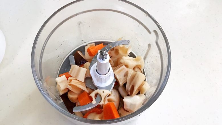 香炸肉丸子,把切好的胡萝卜、香菇和莲藕放入绞肉碗内。