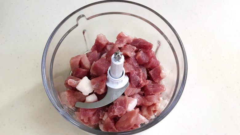 香炸肉丸子,把切好的肉放入东菱绞肉机中。