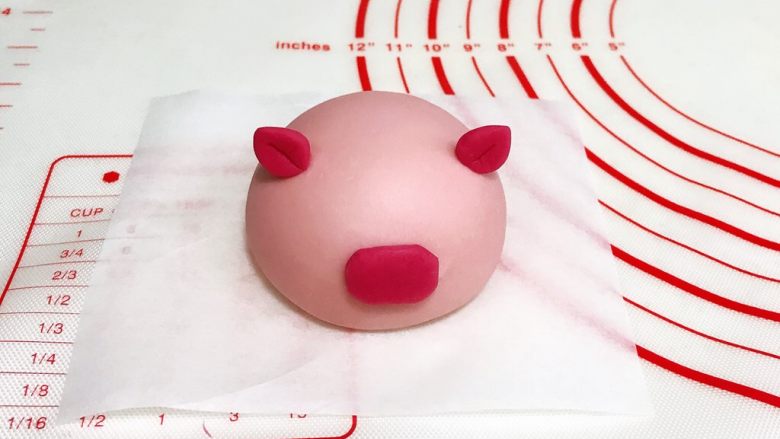 吉祥如意小猪馒头,然后刷点清水粘到小猪的脸上。