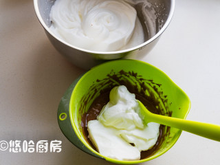 可可蛋糕卷,蛋白霜先用1/3至蛋黄糊中，上下翻拌均匀。