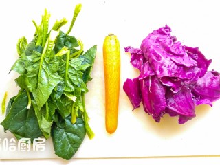 彩色面条,准备3种颜色的蔬菜，菠菜，胡萝卜，紫甘蓝，分别洗净。
