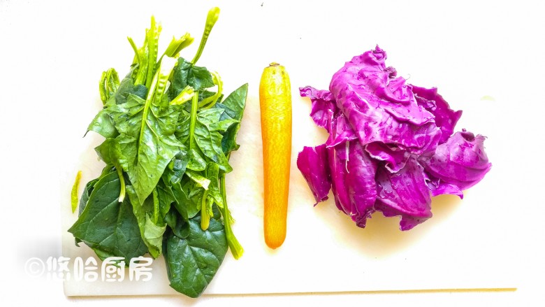 彩色面条,准备3种颜色的蔬菜，菠菜，胡萝卜，紫甘蓝，分别洗净。