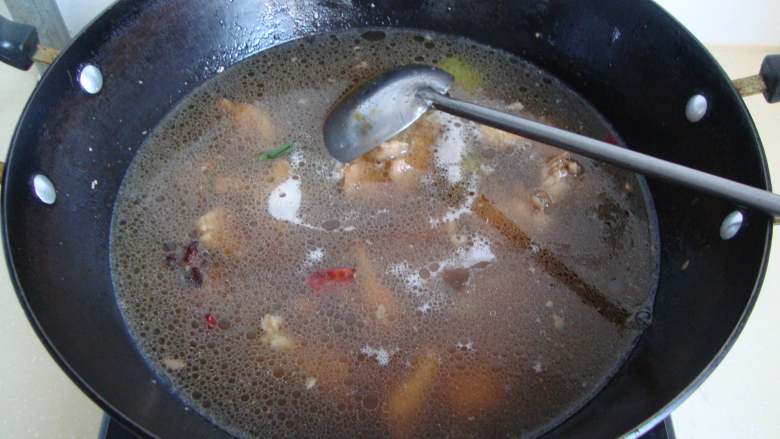 红烧兔肉,加热水开后转中小火焖煮20分钟