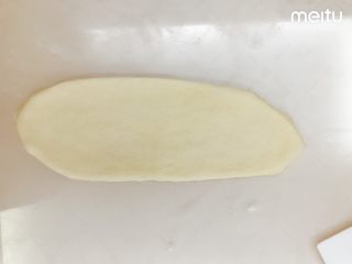 多拿滋面包（油炸）,甜甜圈造型，面团擀开成牛舌状
