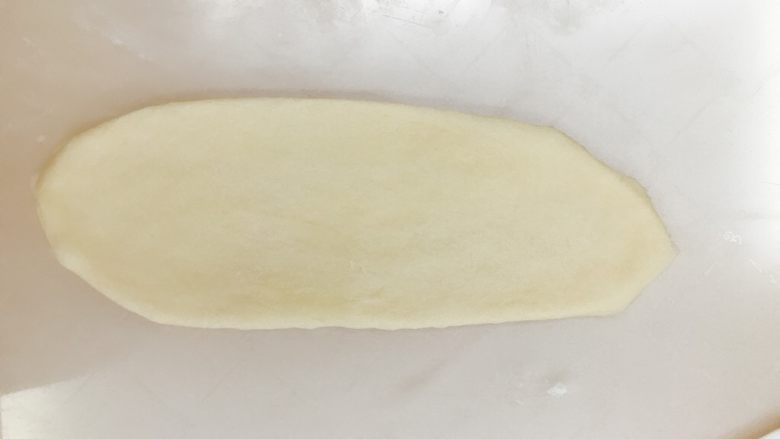 多拿滋面包（油炸）,甜甜圈造型，面团擀开成牛舌状