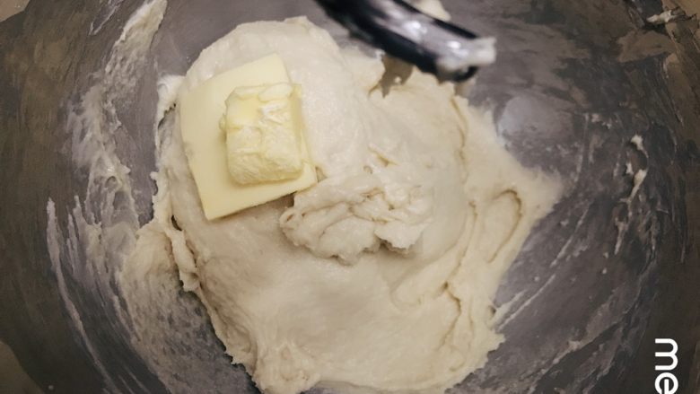 多拿滋面包（油炸）,用5-6档打到面团光滑即可放入软化的黄油，用3档搅匀