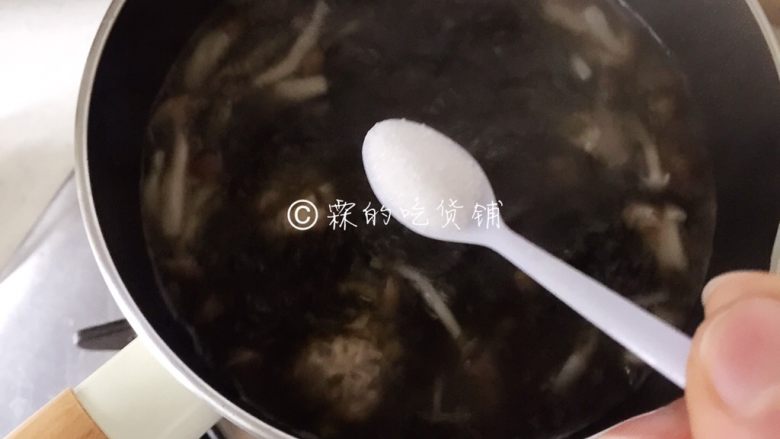 紫菜蟹味菇鸡丸汤,汤烧开后，小火再稍微炖煮一小会，撒上适量的盐。