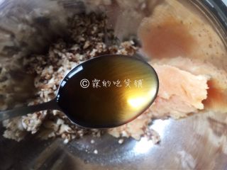 紫菜蟹味菇鸡丸汤,先做鸡肉丸，鲜香菇和鸡胸肉洗净后剁碎，然后加入料酒。