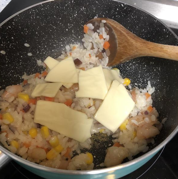 南瓜海鲜豆腐起司燉饭,加入起司片搅拌至溶化