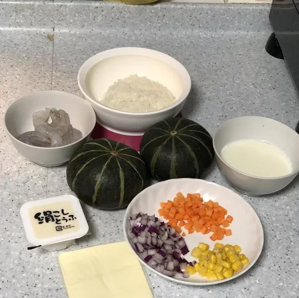南瓜海鲜豆腐起司燉饭,准备好食材