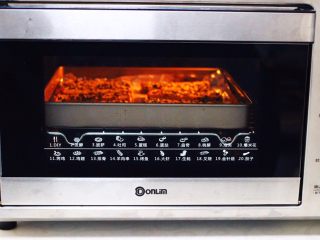 椰香黑芝麻吐司条,启动东菱烤箱，上下管160度烤15分钟左右。（时间及温度仅供参考)