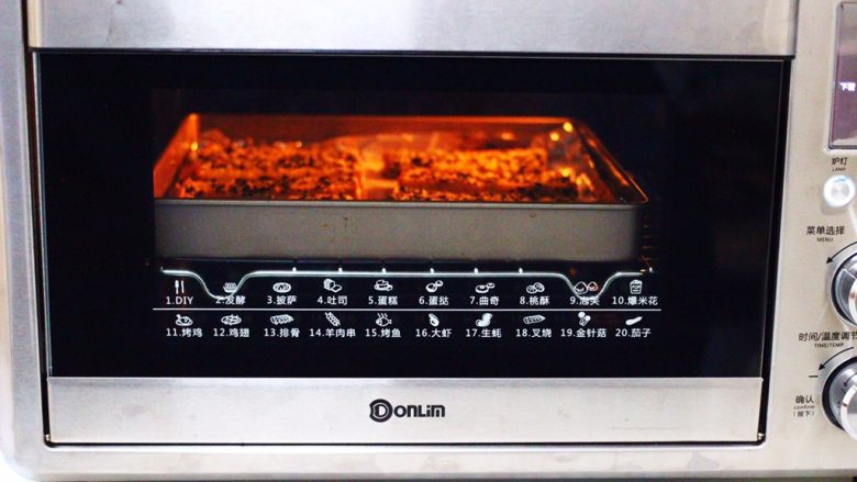椰香黑芝麻吐司条,启动东菱烤箱，上下管160度烤15分钟左右。（时间及温度仅供参考)