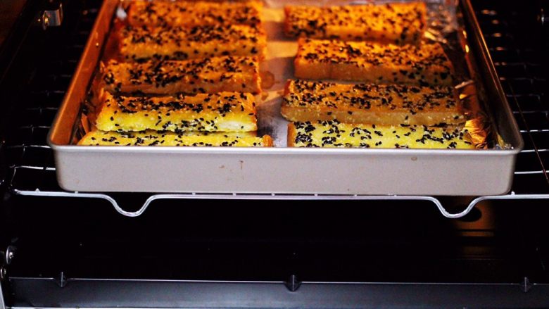椰香黑芝麻吐司条,东菱烤箱提前预热，把烤盘放入烤箱中层。