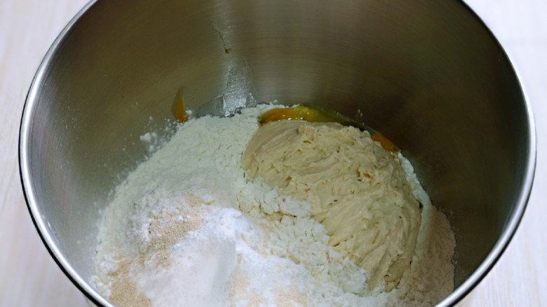 沙拉火腿面包卷,把面团的所有食材加入厨师机桶中，先液体再粉类的顺序加入，再加入酵母粉，最后加入波兰种，启动1档，揉面10分钟。