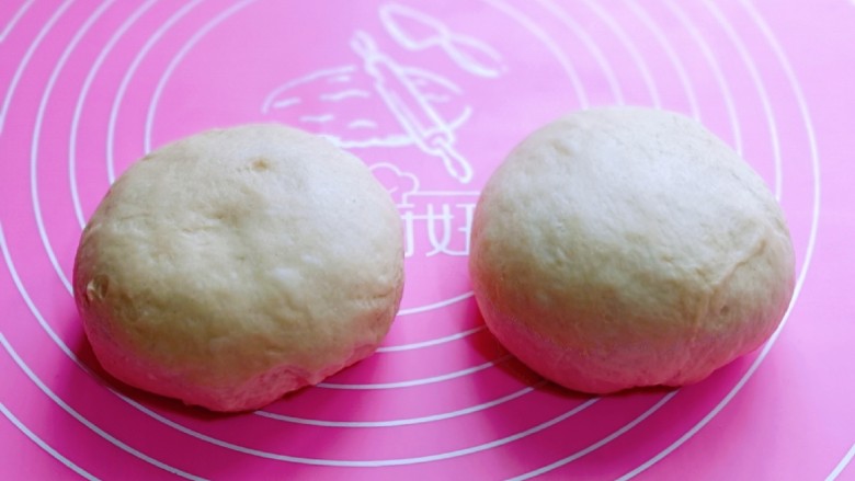 沙拉火腿面包卷,发酵好的面团分成2份，盖上保鲜膜松弛10分钟。