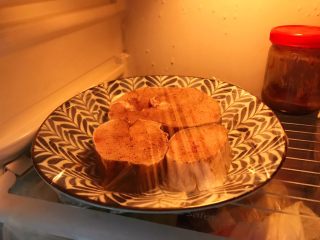 香煎鳕鱼,盖上保鲜膜，放入冰箱冷藏腌制两小时