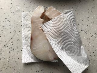 香煎鳕鱼,解冻好之后用厨房纸抹干水分