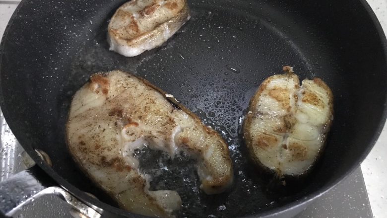 香煎鳕鱼,转小火，煎至鳕鱼块一面变金黄色，约摸4.5分钟，然后再翻面煎3.4分钟