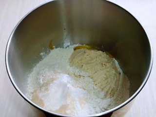松软老式小面包,把面团的所有食材加入厨师机桶中，先液体再粉类的顺序加入，再加入酵母粉，最后加入波兰种，启动1档，揉面10分钟。