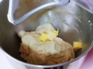 松软老式小面包,10分钟后加入室温软化的黄油，再次启动厨师机2档，揉20分钟。