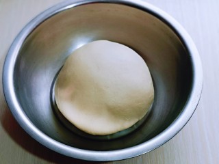 松软老式小面包,取出面团，揉圆，放入器具中，放入蒸烤箱，温度35度，时间40分钟。(室温发酵也可以)
