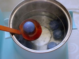 星空水晶奶黄汤圆,东菱早餐机的汤锅里，倒入适量的清水烧开后，把包好的汤圆放入沸水锅里。