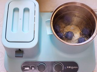 星空水晶奶黄汤圆,煮至汤圆浮起后再煮五分钟关火后焖3分钟即可。