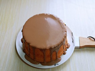 简单易学～巧克力淋面蛋糕,将巧克力倒入压好的洞洞，满出来的自然流入蛋糕胚。