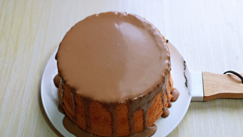 简单易学～巧克力淋面蛋糕,将巧克力倒入压好的洞洞，满出来的自然流入蛋糕胚。