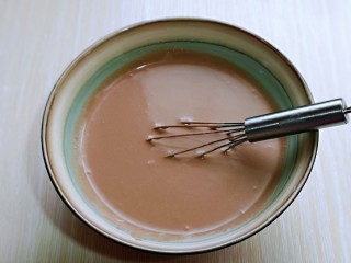 简单易学～巧克力淋面蛋糕,巧克力加入奶油中，隔水融化。