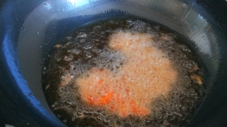 十五元宵节  香辣干煸虾仁,在倒入胡萝卜炸制两分钟捞出来。