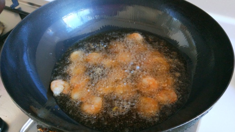 十五元宵节  香辣干煸虾仁,虾仁放入适量淀粉抓均匀，虾油锅炸制两分钟捞出来。