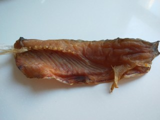 湖北#红烧腊鱼块,腊鱼半片，看着很干净的。
