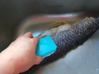 湖北#红烧腊鱼块,那也要好好洗一下，总之是在外面晒的，我用刷子刷洗一边，在冲洗干净。