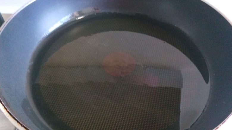 湖北#红烧腊鱼块,平底锅倒入适量油。