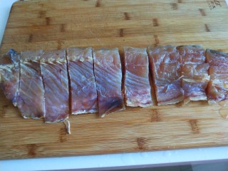 湖北#红烧腊鱼块,在把鱼块切成段。