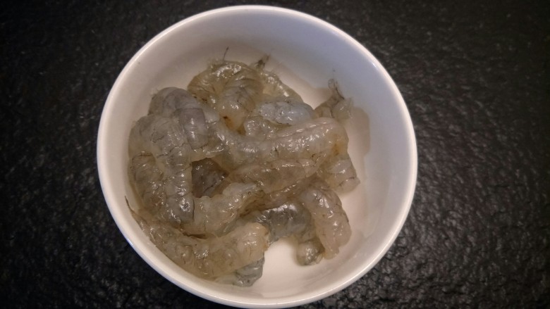 广东早茶de水晶虾饺✨,准备250克新鲜虾仁去虾线，用厨房纸巾吸干水分。