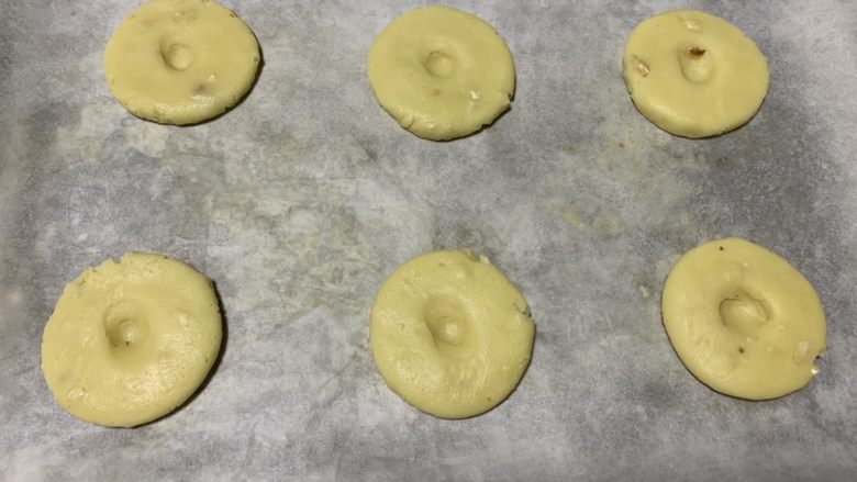 花生桃酥,这个配方40克/个，大概18个左右。分割面包后，搓圆压扁，中间按个洞。