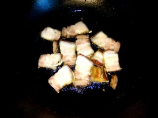 #猪年##猪五花#香辣土豆片,锅中放入适量植物油，放入五花肉 ，小火煎至两面变黄