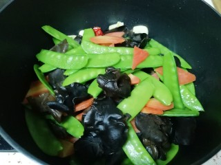 荷兰豆小炒,下入焯好的蔬菜翻炒均匀。