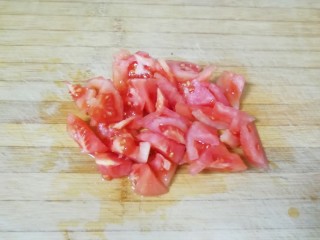 茄汁金针菇,西红柿洗干净去皮切成小块。
