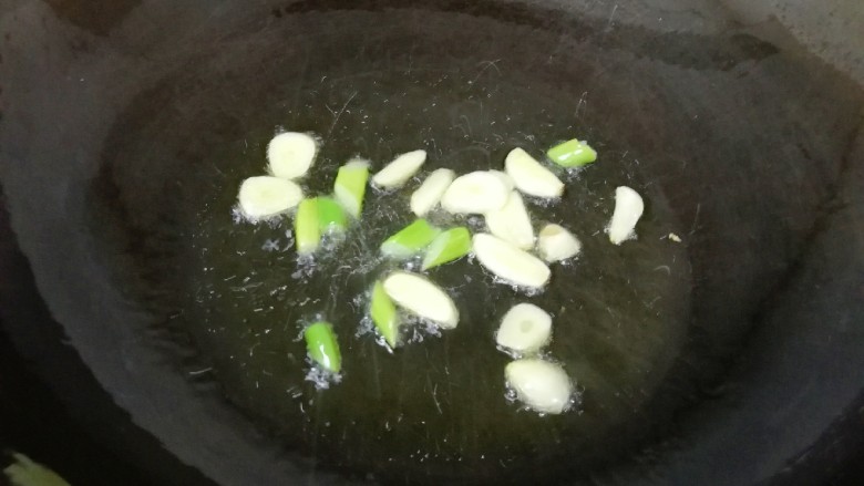 茄汁金针菇,炒锅内倒入适量的食用油烧热，下入葱蒜炒香。