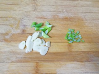 茄汁金针菇,大蒜洗干净切成片，葱叶洗干净切成小段(留一小段切成葱花备用)。