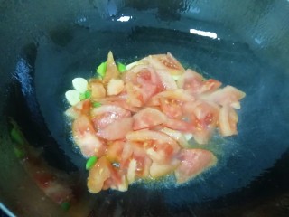茄汁金针菇,下入西红柿。